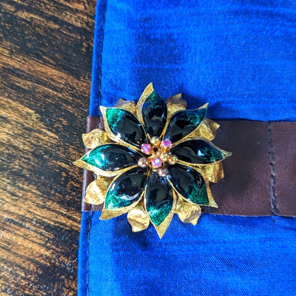 Vintage 18k yellow gold enameled brooch